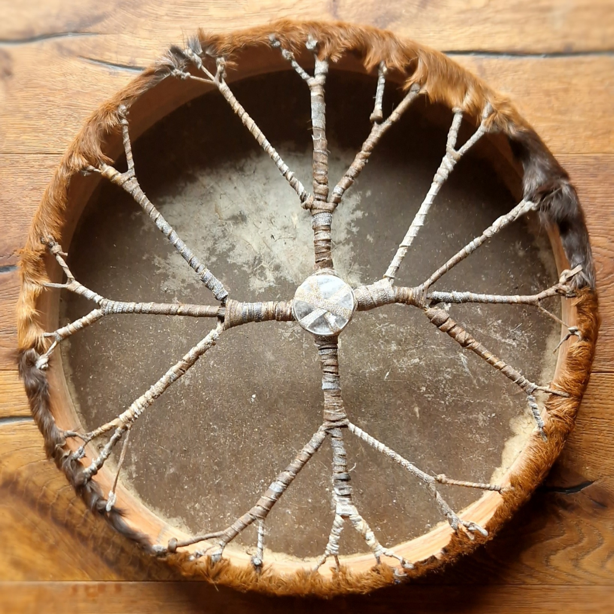 Schamanentrommel 46cm Esche Massiv mit Stein - Ziegenfell mit Haar - Petrovič Drums